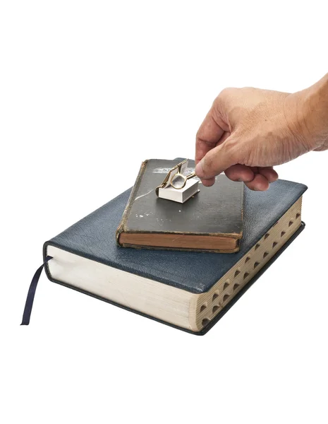 Čtení bible s lupou — Stock fotografie
