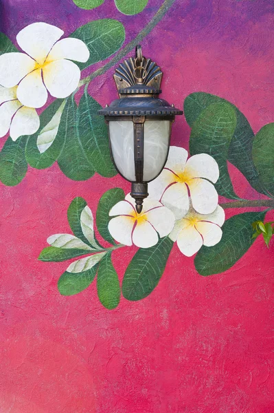 Alte Laterne auf schöner Blumenmauer — Stockfoto