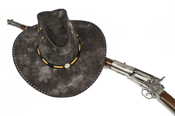 Cowboyhut mit Gewehr isoliert auf weißem Hintergrund — Stockfoto