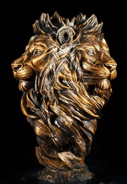 Портрет статуи льва с двумя лицами — стоковое фото