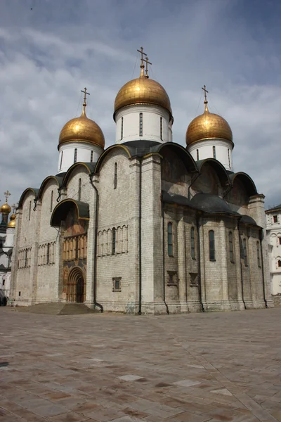 Cathédrale d'Uspensky sur la place de la cathédrale dans le Kremlin de Moscou . — Photo