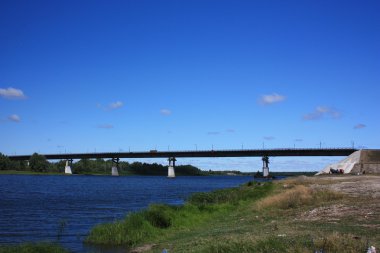 Rusya. nehir üzerinde köprü.