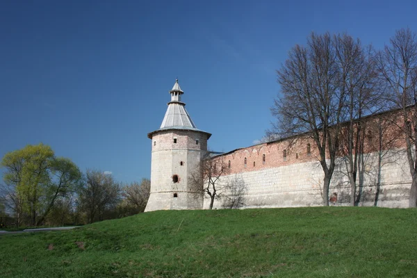 Rússia, Zaraysk. A torre e o muro Zaraisk Kremlin . — Fotografia de Stock