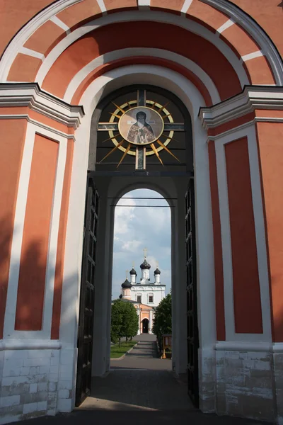 Ryssland, voskresensky kloster david öknar. Gates. — Stockfoto