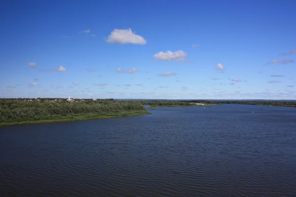 Rússia, República Chuvash. O rio Sura na cidade de Jadrin . — Fotografia de Stock
