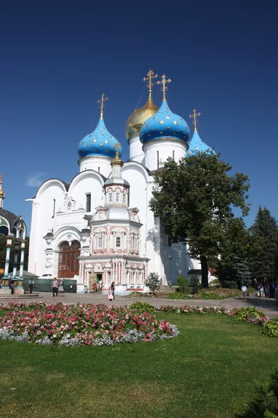 Rusia, Sergiev Posad. Catedral de Uspensky y pozo de Uspensky con una capilla . — Foto de Stock