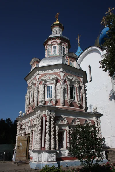 A Rússia. Santíssima Trindade São Sérgio Lavra. Uspensky bem com uma capela . — Fotografia de Stock