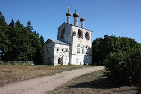 O mosteiro de Borisoglebsky. Um campanário . — Fotografia de Stock