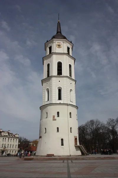 Vilnius, Lituânia. Belfry na Praça da Catedral . — Fotografia de Stock