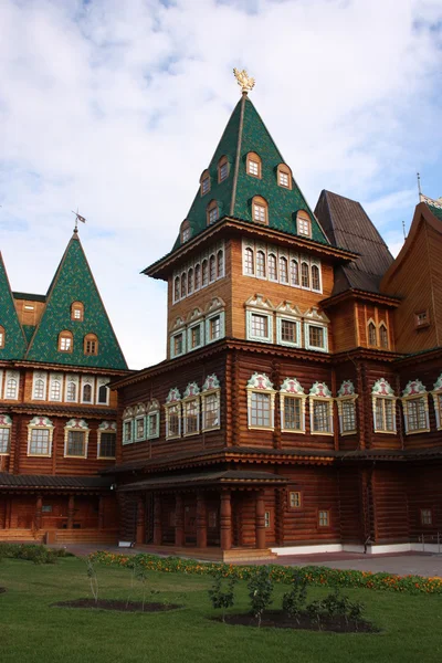 Moskou. gerestaureerd paleis van tsaar Aleksej Michajlovitsj in kolomenskoe. — Stockfoto