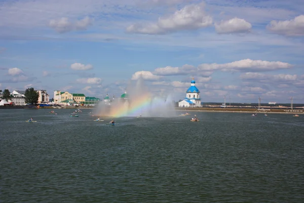 Cheboksary. Fountain in the Bay and the Church of the Archangel Michael. — Stok fotoğraf
