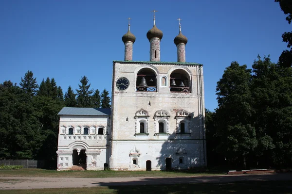 Ryssland. borisoglebsky kloster. en klockstapel. — Stockfoto