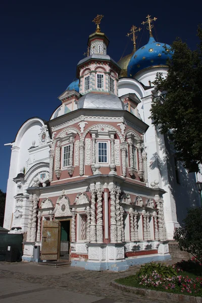 Sergiev Posad. Santíssima Trindade São Sérgio Lavra. Uspensky bem com uma capela . — Fotografia de Stock
