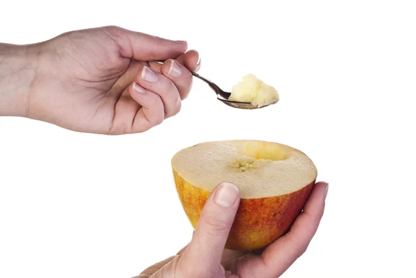Biorąc wewnątrz jabłka z łyżką — Zdjęcie stockowe