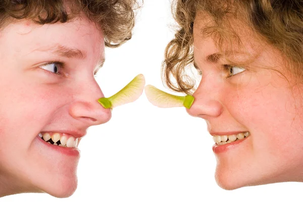 Giocare con il seme d'acero sul naso — Foto Stock