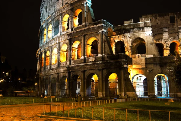 Římské Koloseum v noci — Stock fotografie