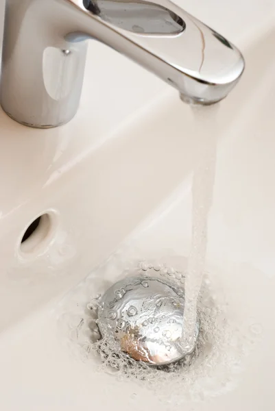 Tekoucí voda z kohoutku — Stock fotografie