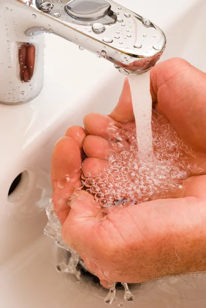 Hände werden unter Wasserstrahl gewaschen — Stockfoto