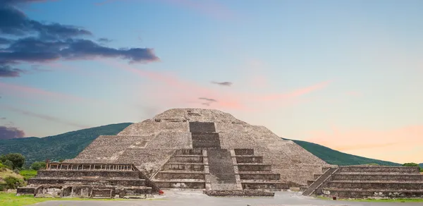 Pirâmide de Teotihuacan da lua . — Fotografia de Stock