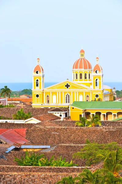Granada Kathedrale und Nicaraguasee. — Stockfoto