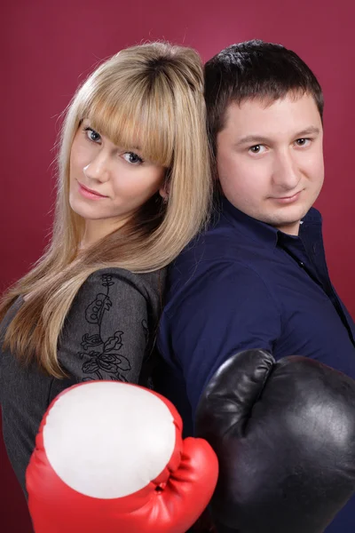 Attraente coppia di famiglia in guanti da boxe sul rosso — Foto Stock
