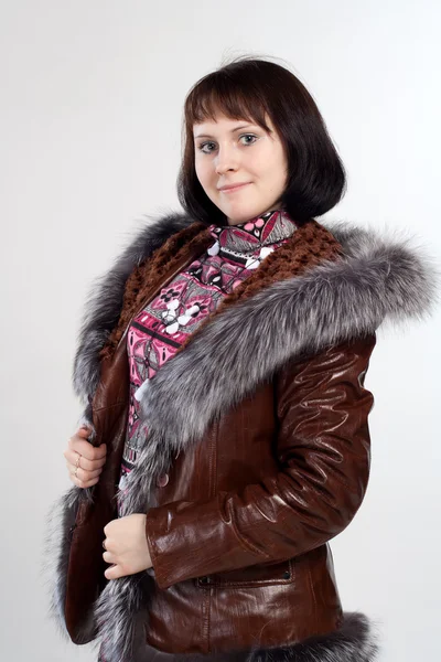 Junge Frau im Mantel mit Pelzkragen isoliert — Stockfoto