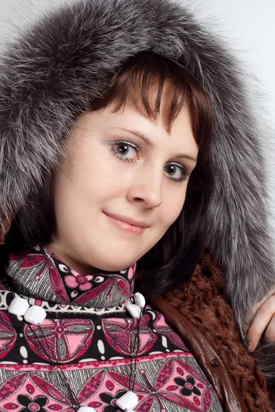 Молодая женщина в пальто с меховой шеей изолированы — стоковое фото