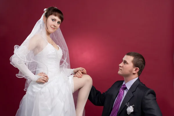 Пара молодоженов в свадебном платье и костюме — стоковое фото