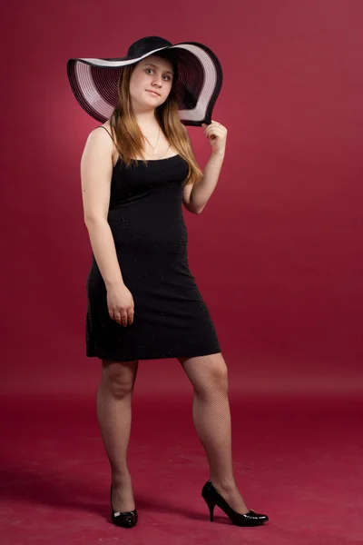 Porträt eines Mädchens in Kleid und Hut — Stockfoto