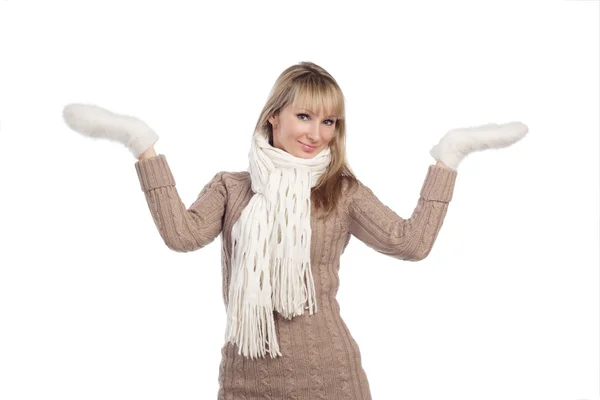 Giovane donna in maglione maglione gonfio mitten — Foto Stock
