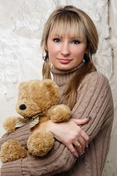 Sexy fille avec ours en peluche — Photo