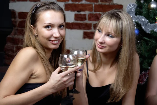 Two young women drinking champagne — Stock Photo, Image
