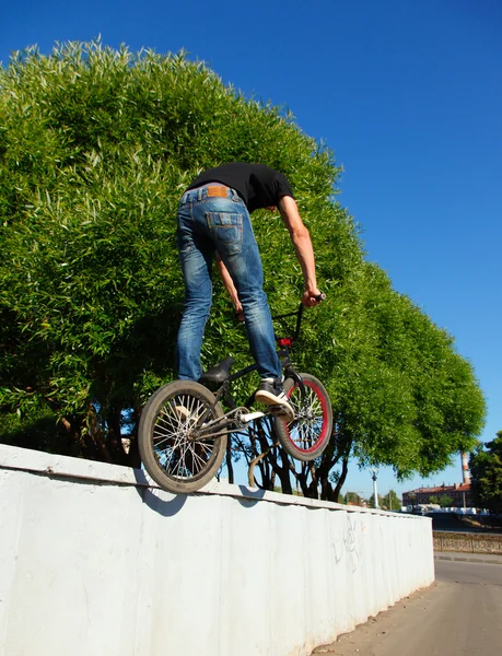 Bmx에 벽에서 점프 하는 소년 — 스톡 사진