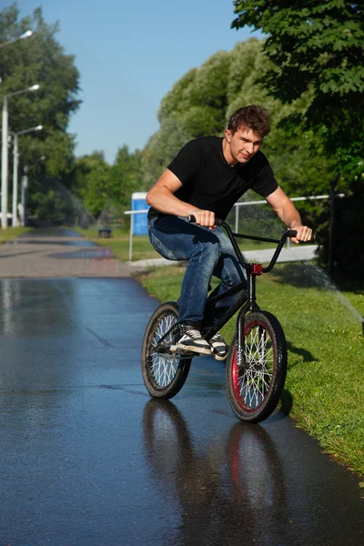 Мальчик на велосипеде по улице bmx — стоковое фото
