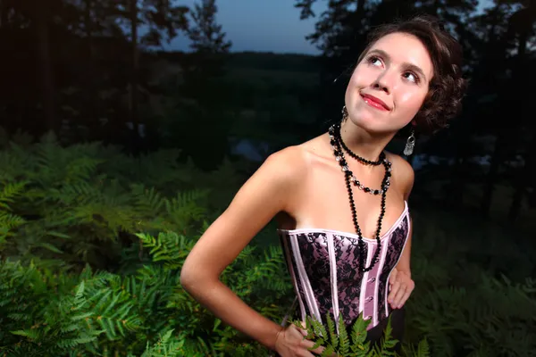 Krásná holka v lese v noci šaty — Stock fotografie