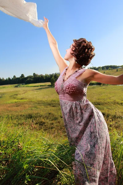 Mooi meisje in jurk op veld — Stockfoto