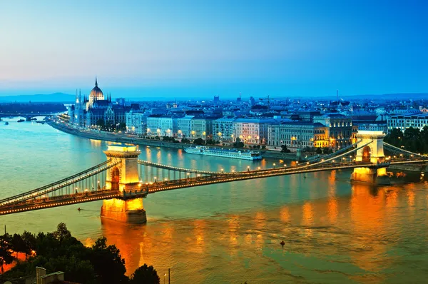 Budapeste Skyline por noite Fotos De Bancos De Imagens