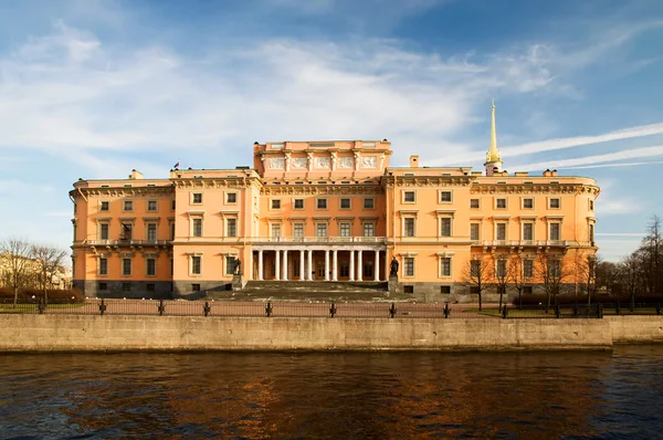 Castillo Mikhailovsky. Tarde de primavera. San Petersburgo, Rusia — Foto de Stock