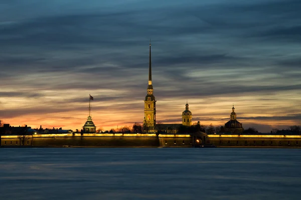 Peter and Paul Fortress at sunset in the background. White Night — Stock Photo, Image