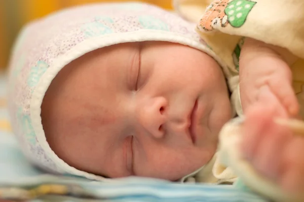 生まれたばかりの赤ちゃんはベビーベッドで眠る。1 週齢 — ストック写真
