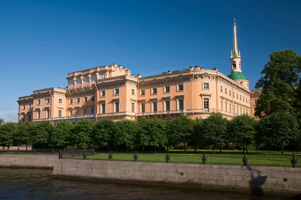 Mikhailovskij-slottet, en sommardag. ingenjörer slott. St. peters — Stockfoto