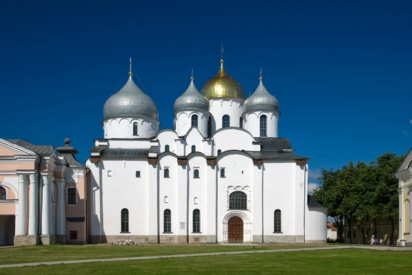 Catedral de Santa Sofia de Novgorod Kremlin, num dia ensolarado — Fotografia de Stock