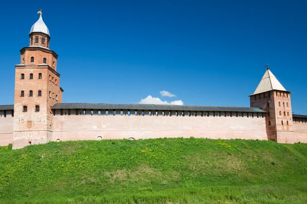 The fortress wall Novgorod Kremlin. Kokui Tower, Prince Tower — Stock Photo, Image