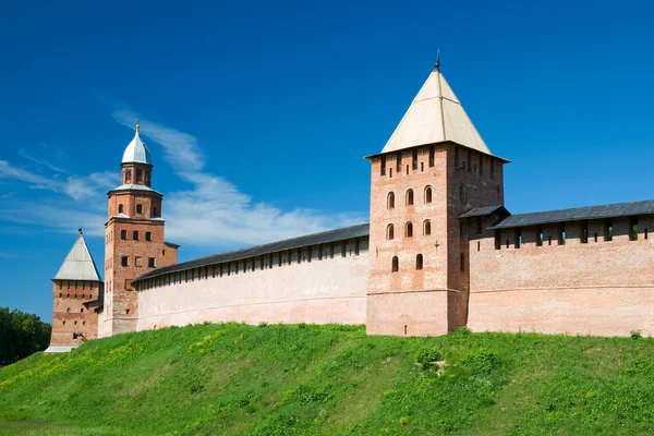 As torres da muralha da fortaleza do Kremlin. Veliky Novgorod. — Fotografia de Stock