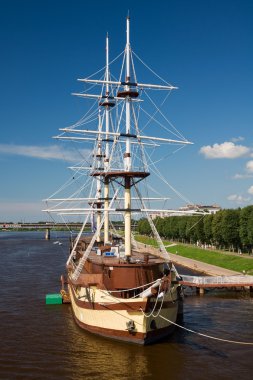 Yelkenli veliky novgorod şehri, volkhov Nehri üzerinde