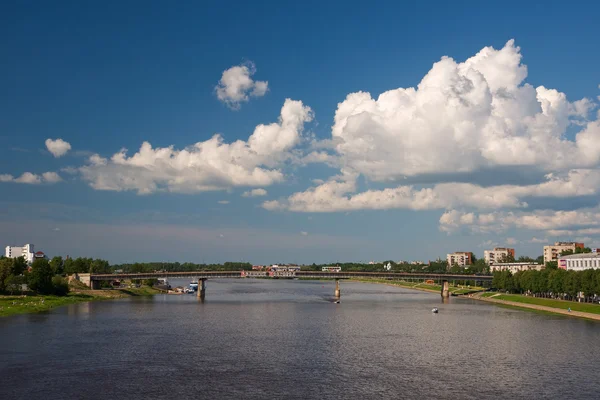 Veliky Novgorod. Vista desde el puente sobre el río Volkhov —  Fotos de Stock