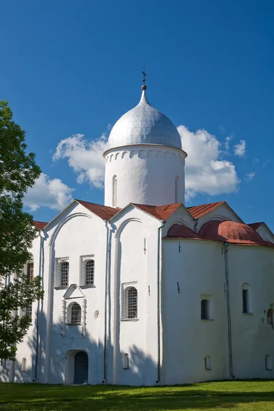 Kostel svatého Jana v století xll baněk. Velikij novgorod — Stock fotografie