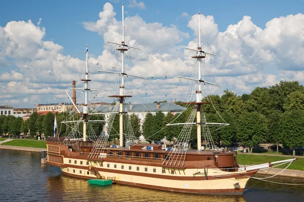 Sailboat on the Volkhov River, the city of Veliky Novgorod — Stock Photo, Image