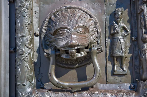 Fragment van bronzen deuren van de kathedraal van de Hagia sophia. Veliki novgoro — Stockfoto