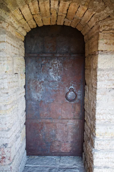 古い錬鉄製のドア。Shlistselburg要塞 — ストック写真